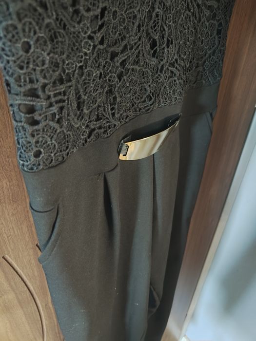 Czarny kombinezon M/L na ramiączka, ażurowy dekolt