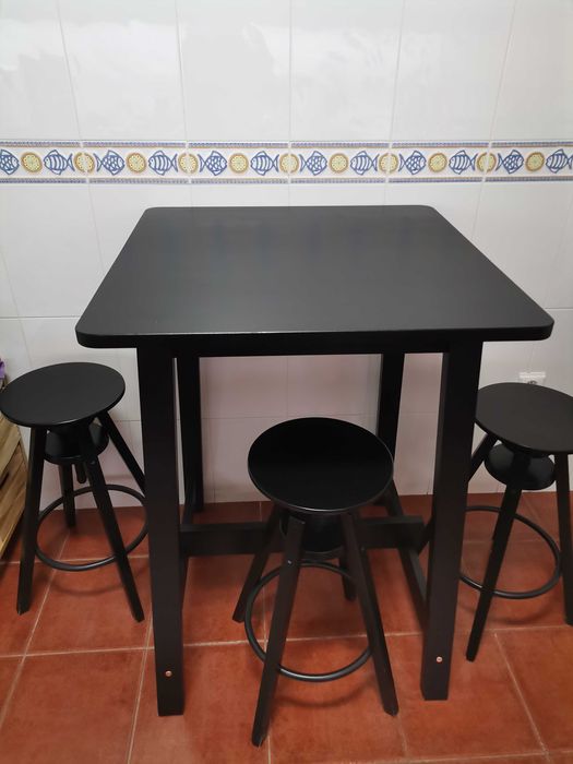 Mesa de alta de refeições com 3 bancos giratórios