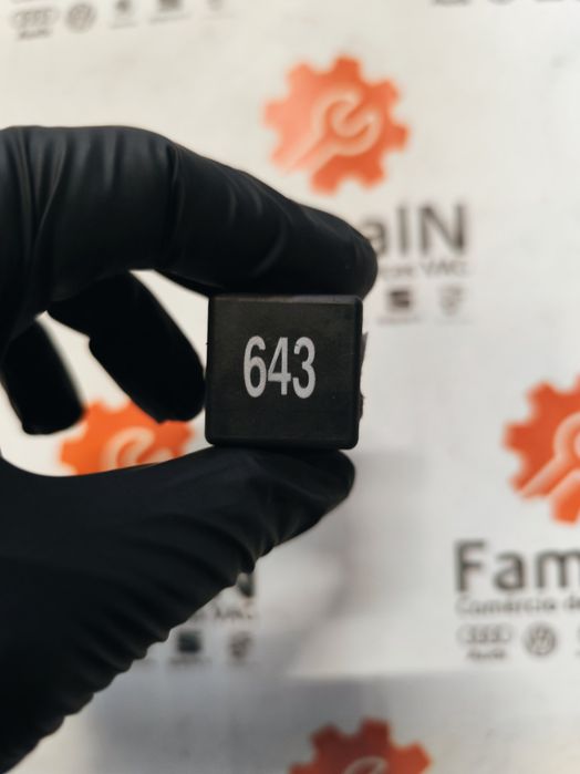 Réle  - 8K0951253 - VW GOLF V (1K1)