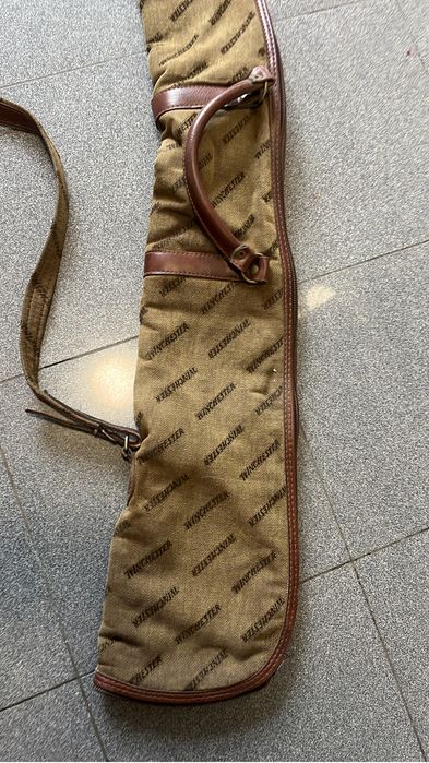 Várias bolsas para espingardas