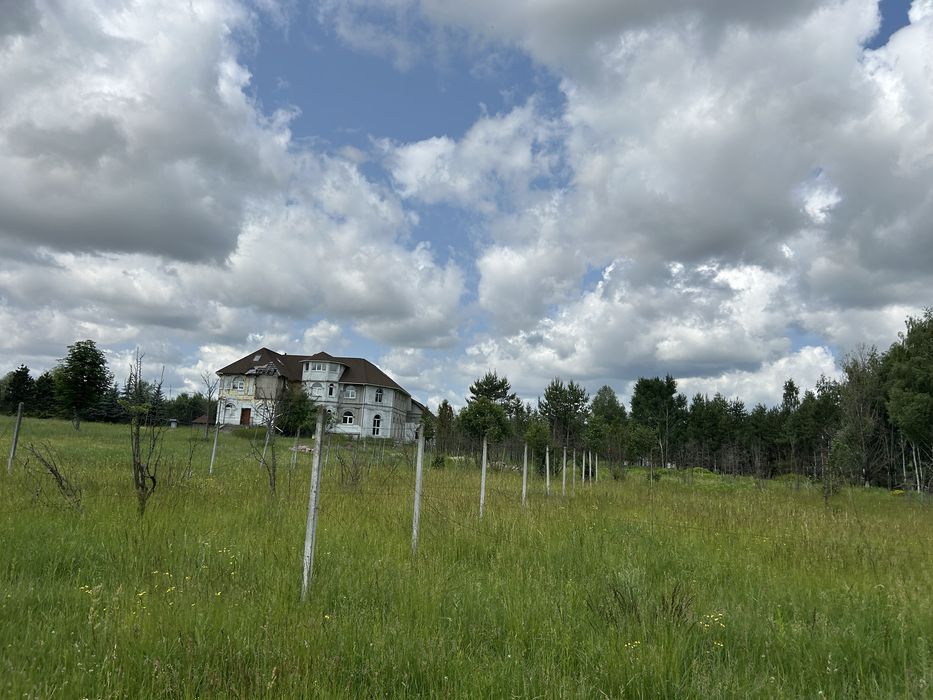 Будинок з озером