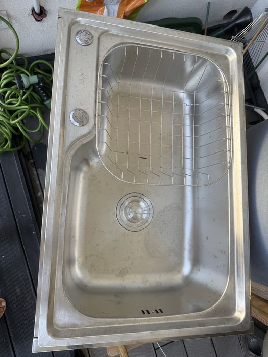 Lava-louças com pernas aço pode ser colocado em exterior