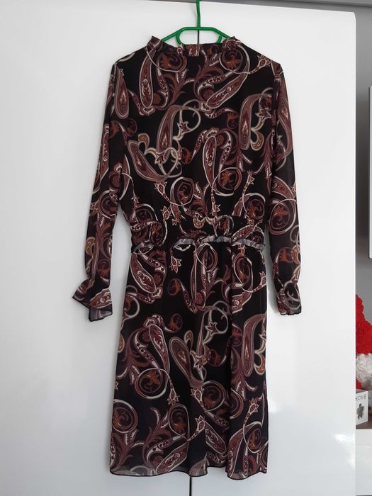 Czarna sukienka w brązowe wzory