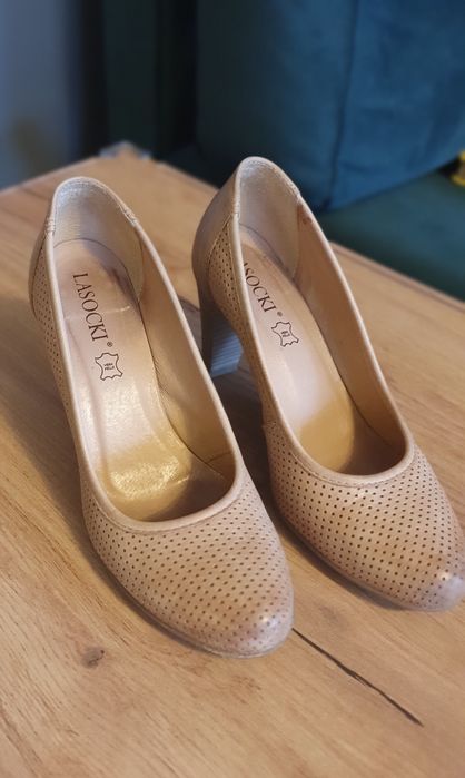 Pantofle Lasocki skórzane nude 36
