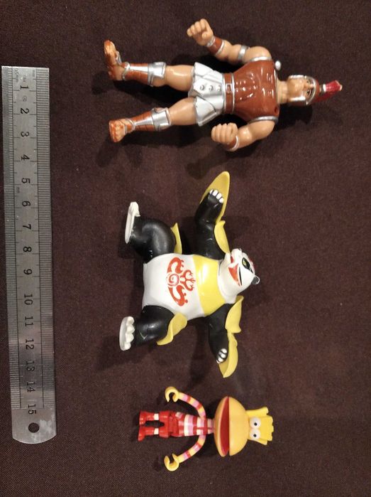 Figuras de brincar: Hercules, Invizimals e Quickos