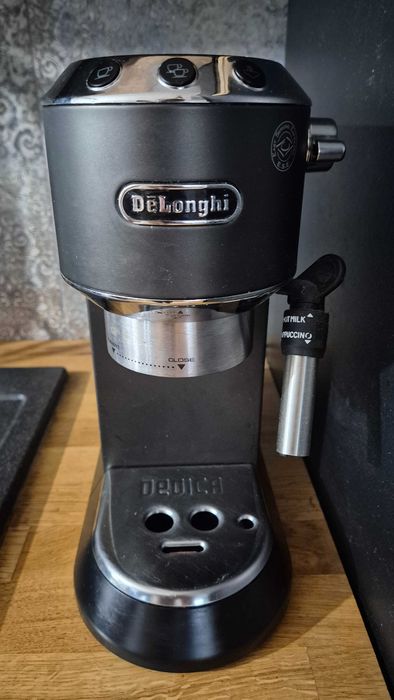 Ekspres ciśnieniowy kolbowy De Longhi Dedica EC685.BK