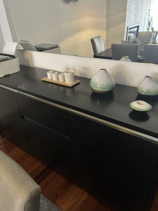 Sala de jantar mesa extencivel , com 6 cadeiras aparador com espelho, transporte a cargo do comprador
