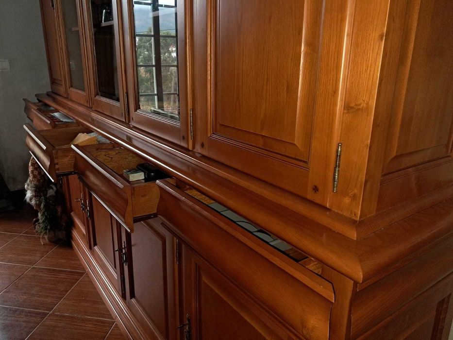 Mesa, cadeiras, aparador/louceiro/armário de sala