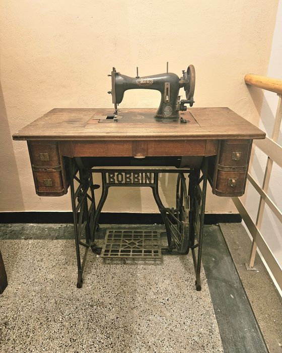 Zabytkowa maszyna do szycia Meg Bobbin