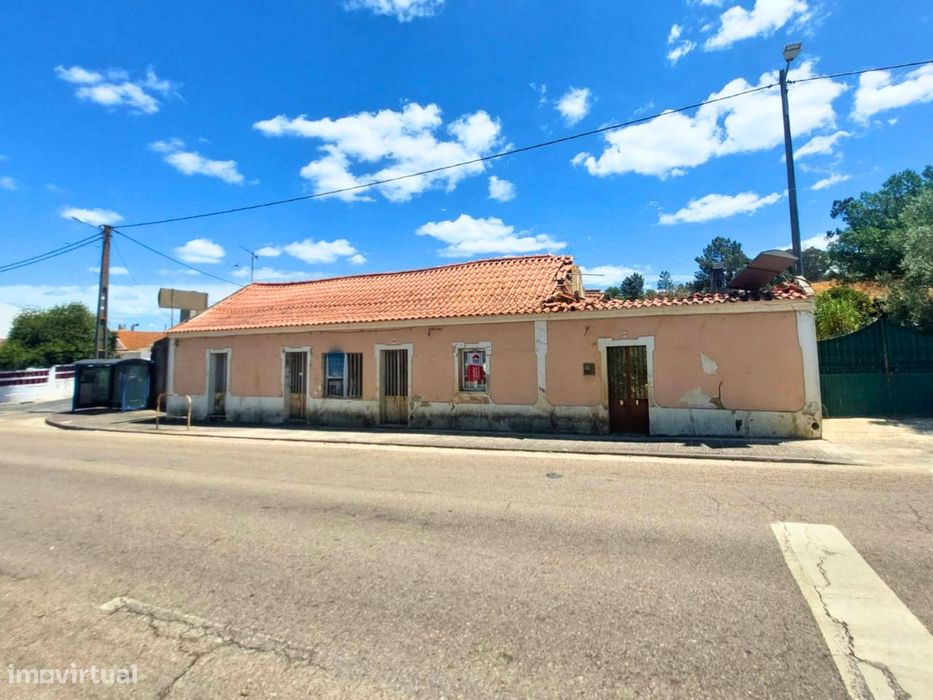 Moradia para Recuperar localizada na Raposa