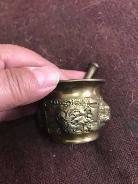 Almofariz em ferro e chávena de Fátima