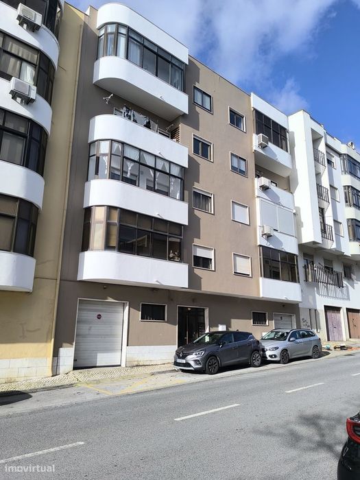 Apartamento T3, parcialmente mobilado. Pragal - Almada.