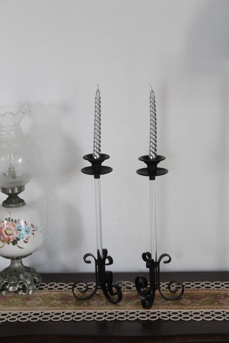 Par de castiçais finos em metal e vidro
