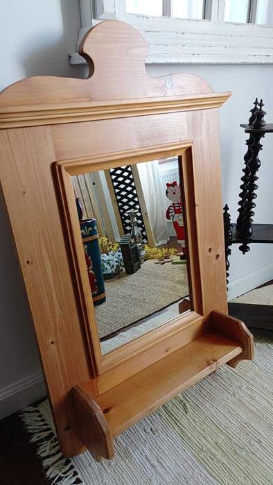 Duże ciężkie lustro w drewnianej ramie