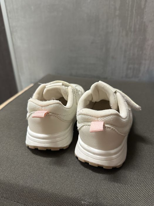 Кросівки на дівчинку