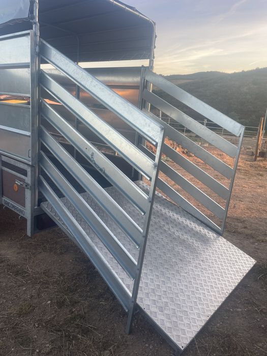 Faço transporte de animais vivos