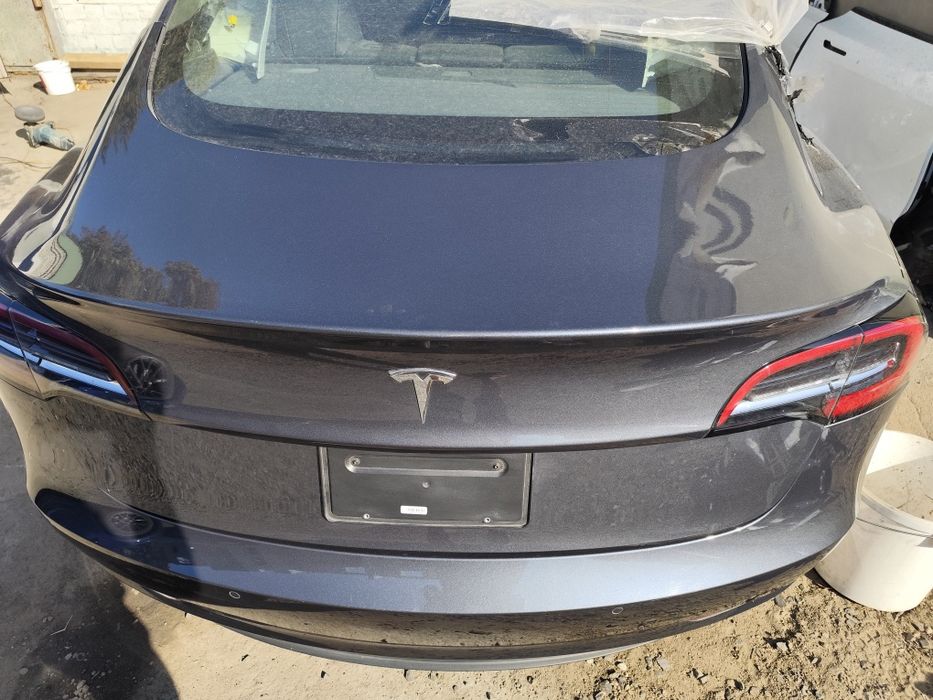 Продам Ляду на Tesla model 3 Y / Крижка багажника на Tesla model 3 Y