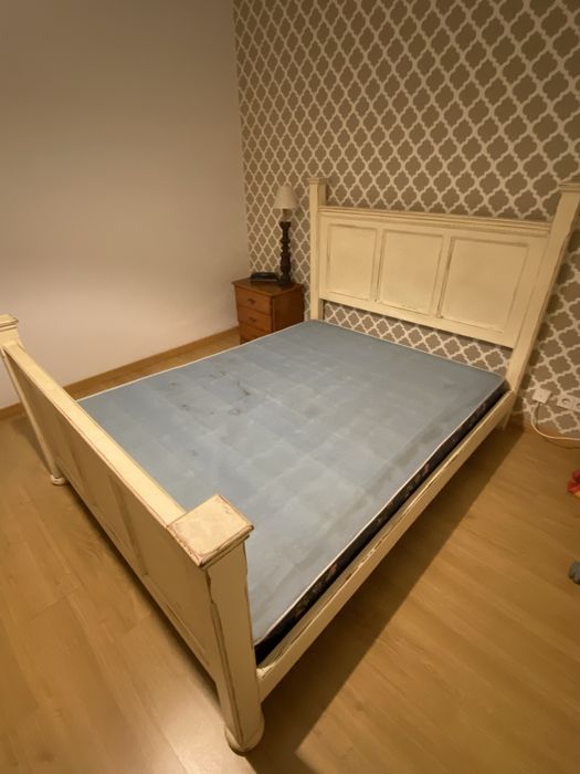 Cama de casal com colchoes e estrado