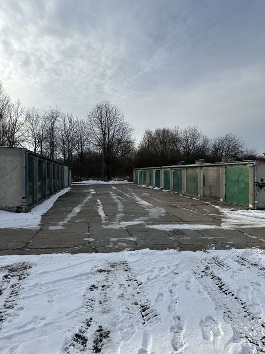 Solidny murowany garaż "Nad koleją" Ostróg
