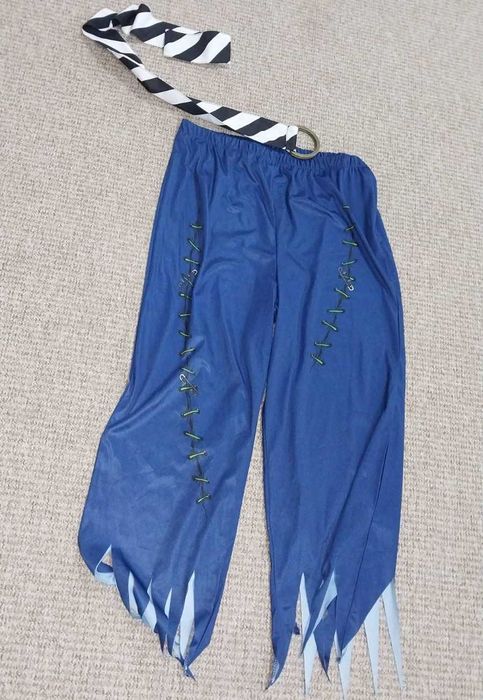 Штани та полосатий пояс для ролі пірата