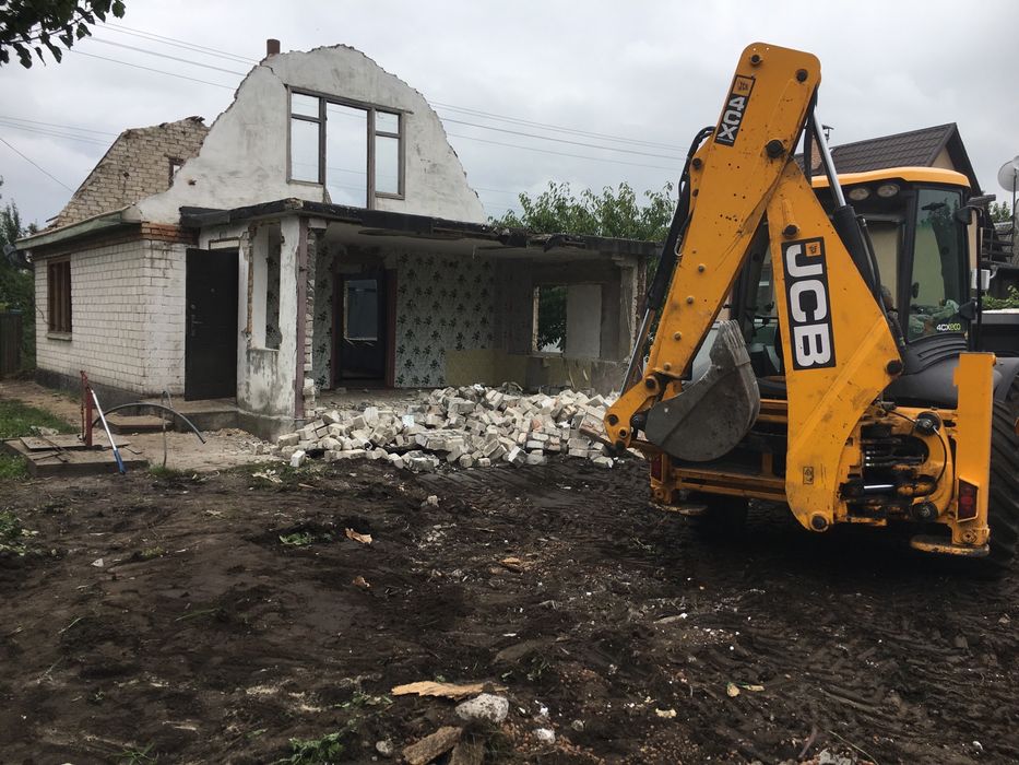 Демонтаж старих будівель . Вивіз сміття .