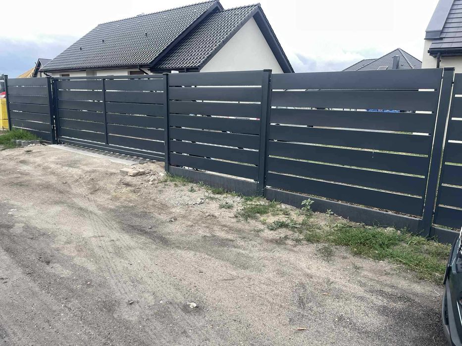 Nowoczesne Ogrodzenie Palisadowe z Montażem i Bramą