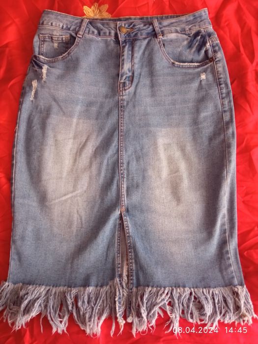 Продам актуальну джинсову спідницю з розрізом попереду