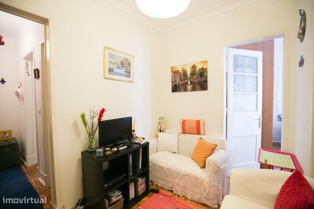 Quarto - localizado em Campolide Lisbon