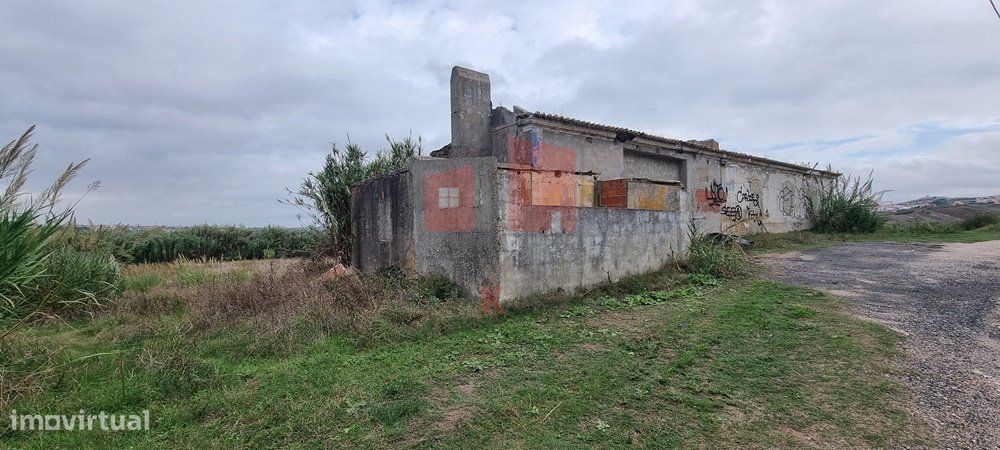 Terreno misto com ruína para reconstrução