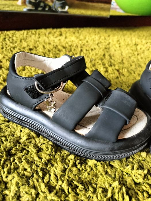 Босоніжки для дівчинки 27 р