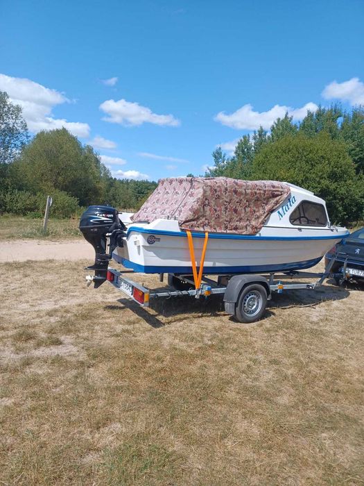 Łódź kabinowa z silnikiem