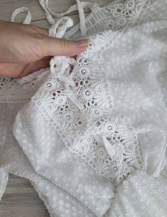 Biała sukienka boho