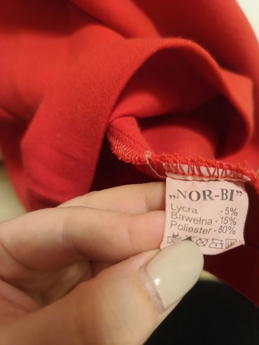 Damska czerwona sukienka na 3/4 rękaw z wycięciem marka Norbi