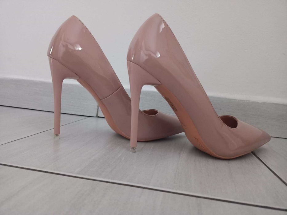 Beżowe szpilki Lakierowane Rozmiar 36 Wysokość obcasa 10 cm Nowe