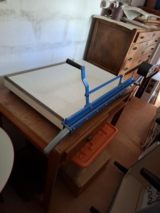 Guilhotina para papel e cartão