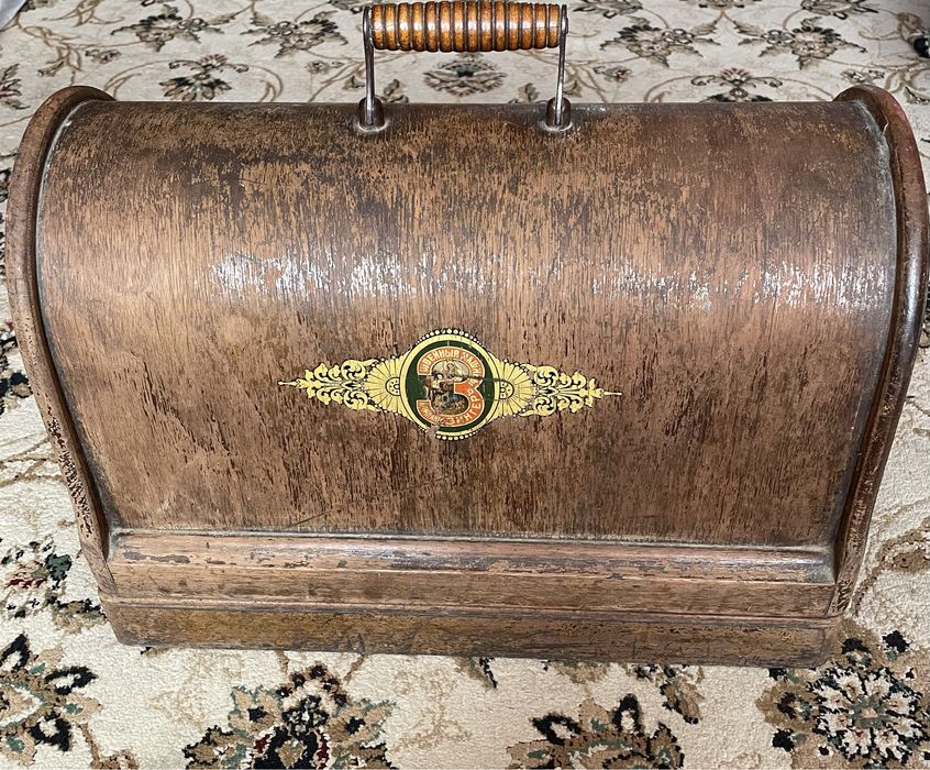 Швейная машинка SINGER.