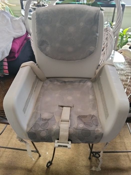 Cadeira de adaptar para crianças pequenas para comerem a mesa