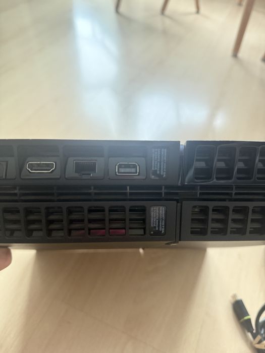 Zamienię/Sprzedam PlayStation 4 FAT 500GB + 2 kontrolery