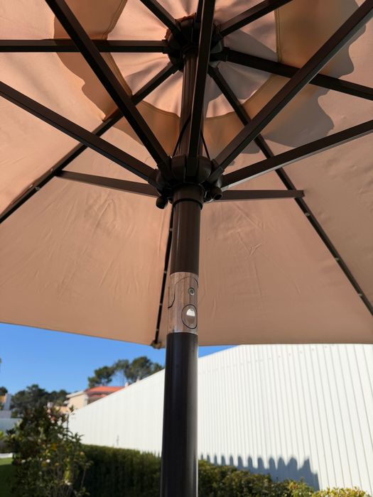 Guarda-sol de jardim premium com iluminação LED solar integrada + base em concreto – Muito bom estado