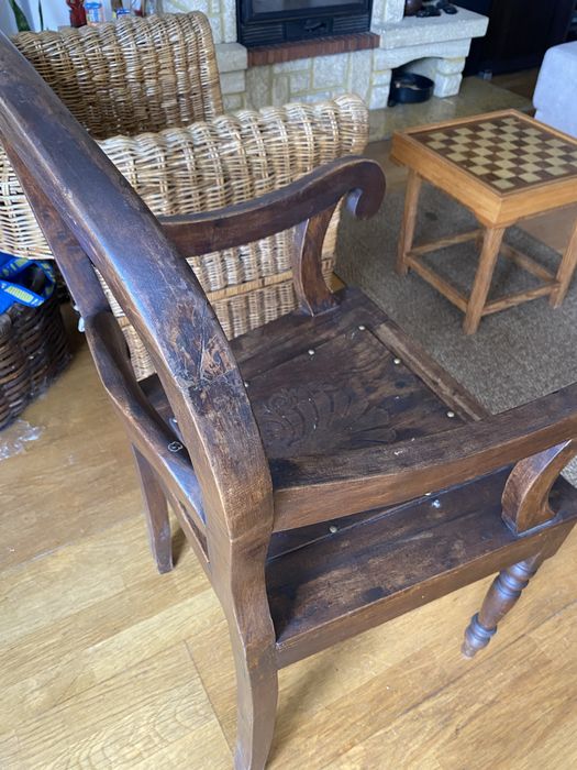 Cadeira Antiga em Madeira Maciça