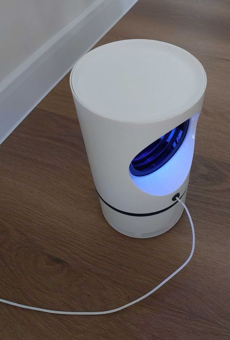 Lampa z wentylatorem pułapka na owady