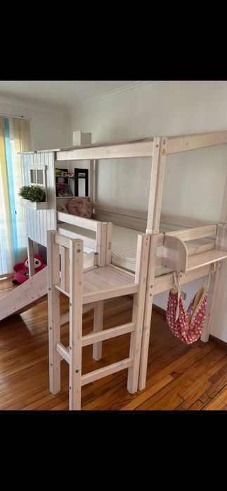 Cama com escorrega Flexa