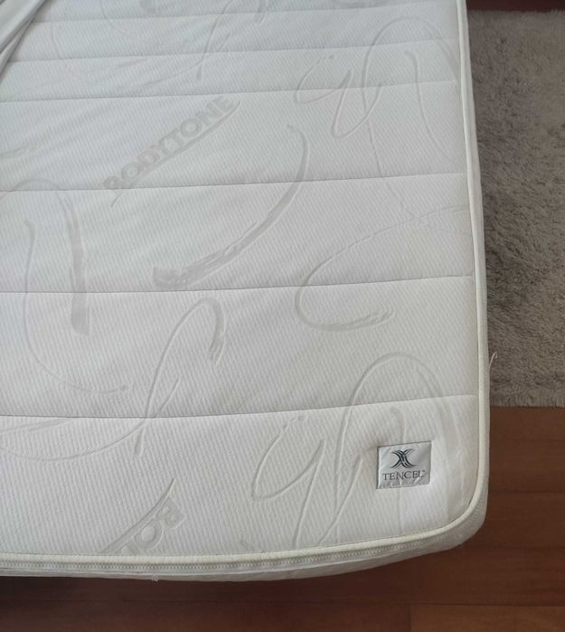 Cama com colchão de água