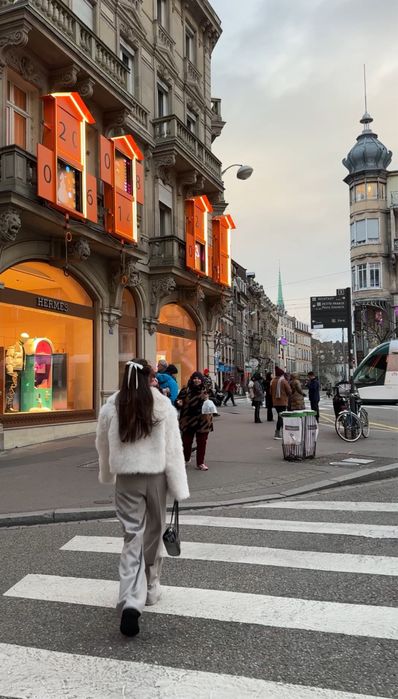 біла шуба PULL AND BEAR