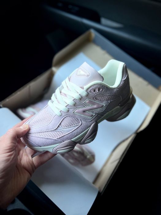 Жіночі кросівки New Balance 9060 рожеві