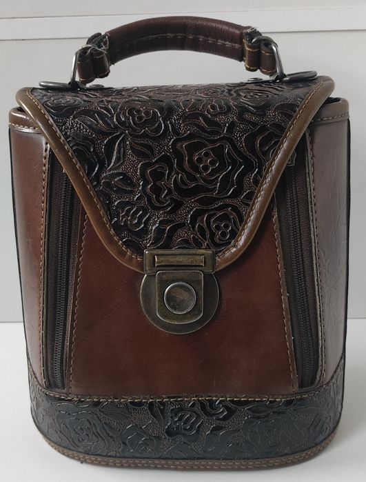 Piękna torebka ze skóry tłoczonej w kwiaty