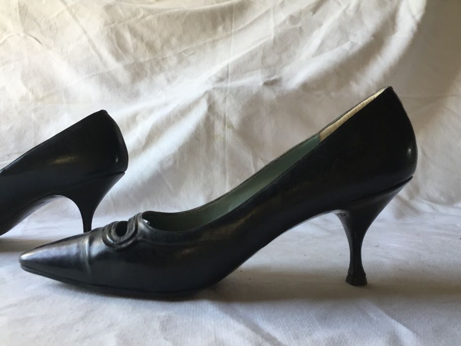 sapatos antigos: 3 salto agulha e 1 camurça azul salto normal