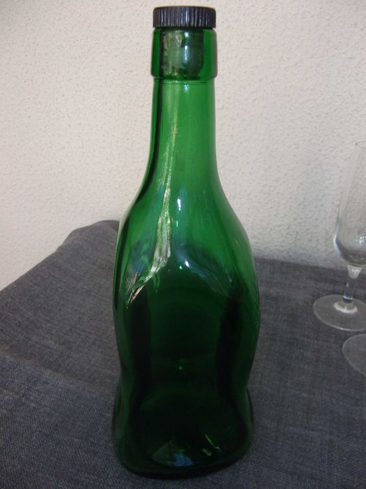 Garrafa e copos em vidro antigos / Antique glass bottle and cups