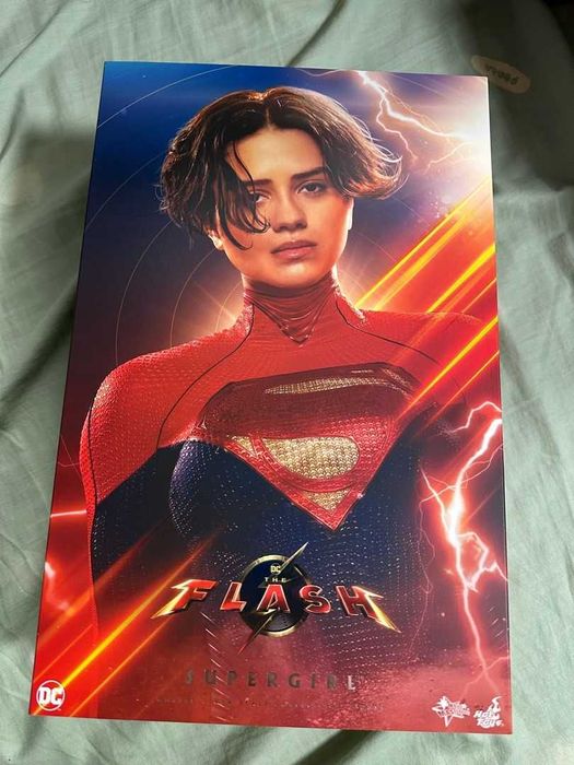 Figura Hot Toys The Flash Supergirl