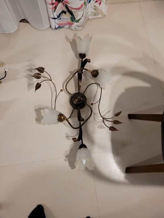 Lampy sufitowe i lampa stojąca
